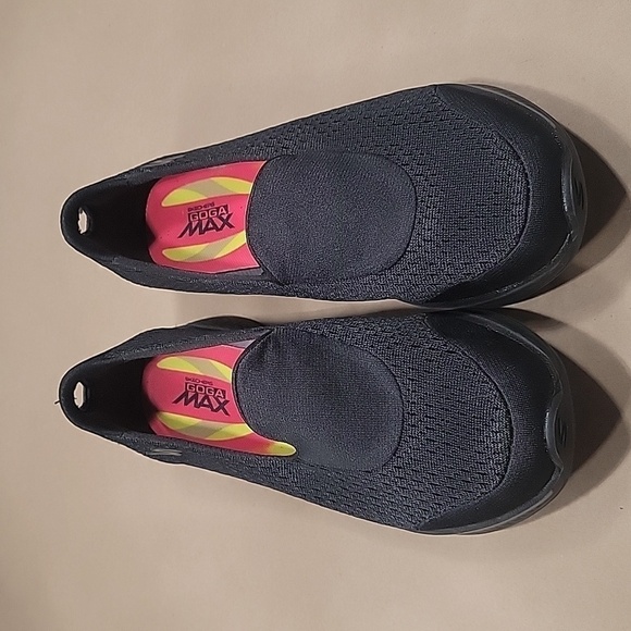 Skechers GOGA MAX Go Walk 4, Black, Size 7.5, Like New.  Worn once at home. - Picture 1 of 8